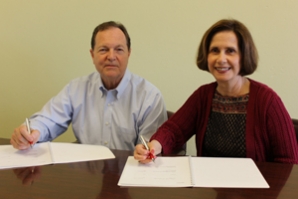 Joe and Carole Christ '06 SCPS sign the agreement establishing a new scholarship for the School of Continuing & Professional Studies.
