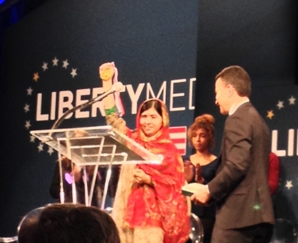 Malala receivers her award